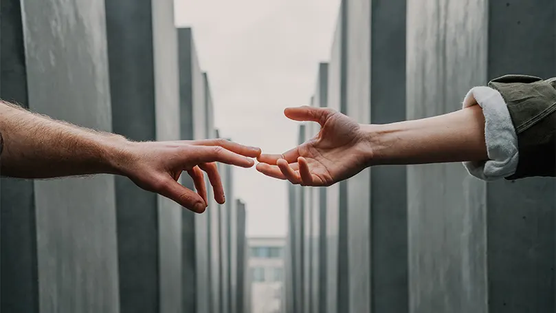 Een afbeelding van twee handen die elkaar de hand reiken voor hulp