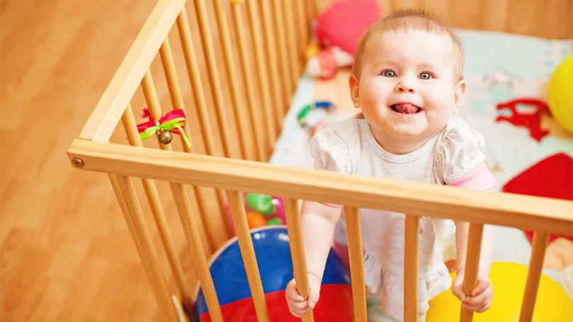 een afbeelding van een baby in een standaard ledikant