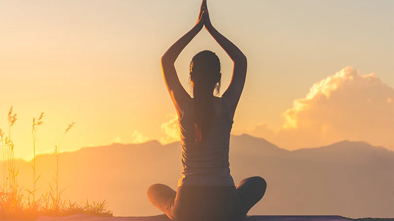 een vrouw die yoga doet