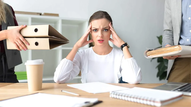 een afbeelding van een vrouw met stress door nachtmerries