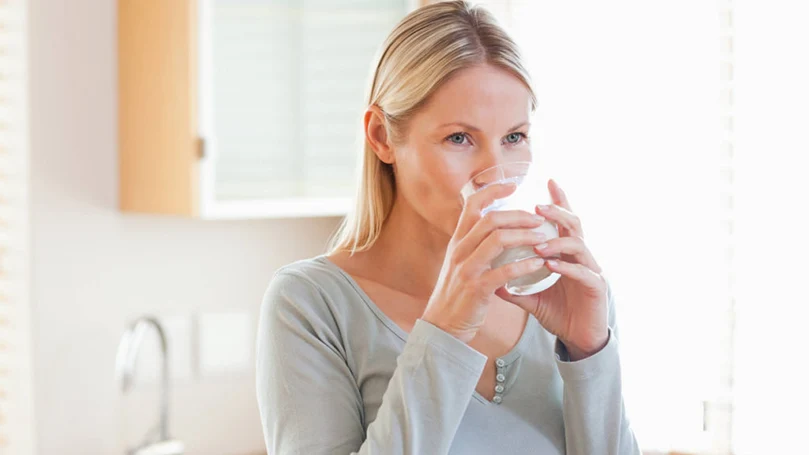 een afbeelding van een vrouw die zich hydrateert