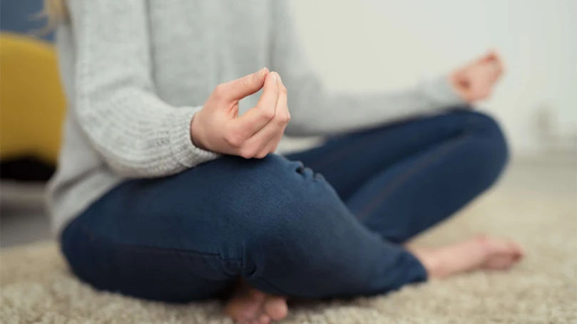 een afbeelding van een vrouw die yoga beoefent