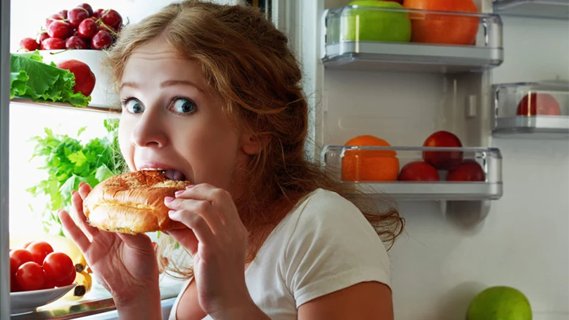 een afbeelding van een vrouw met een late snack