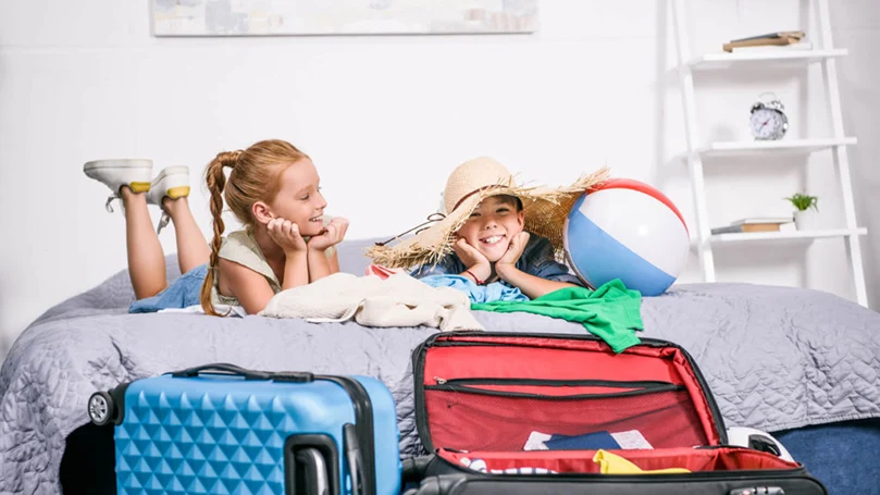 een afbeelding van kinderen die zich voorbereiden op een vakantie