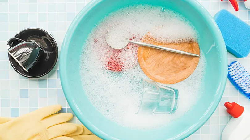 Een afbeelding van verschillende schoonmaakmiddelen ondergedompeld in zeepwater