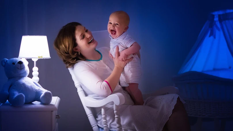 een beeld van een moeder die voor haar baby zingt