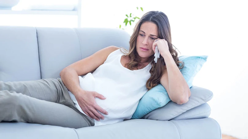 een afbeelding van een zwangere vrouw die droomt van een babyziekte