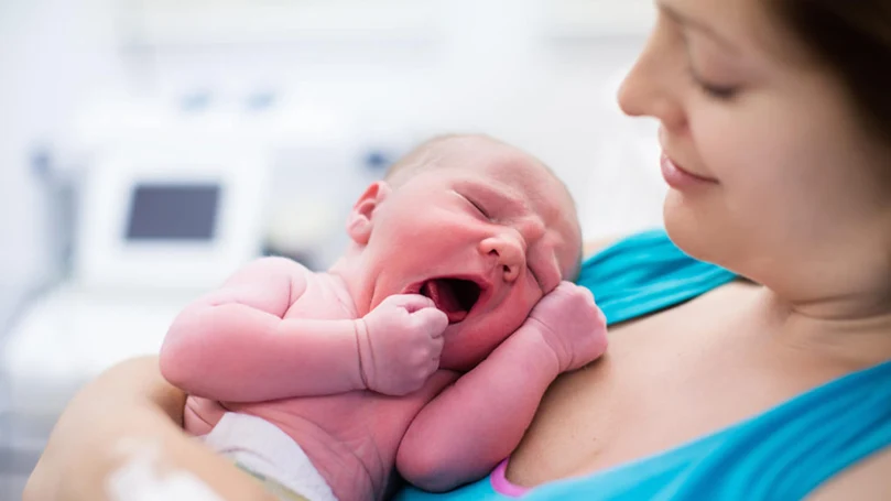 een afbeelding van een vrouw die droomt van de geboorte van een baby