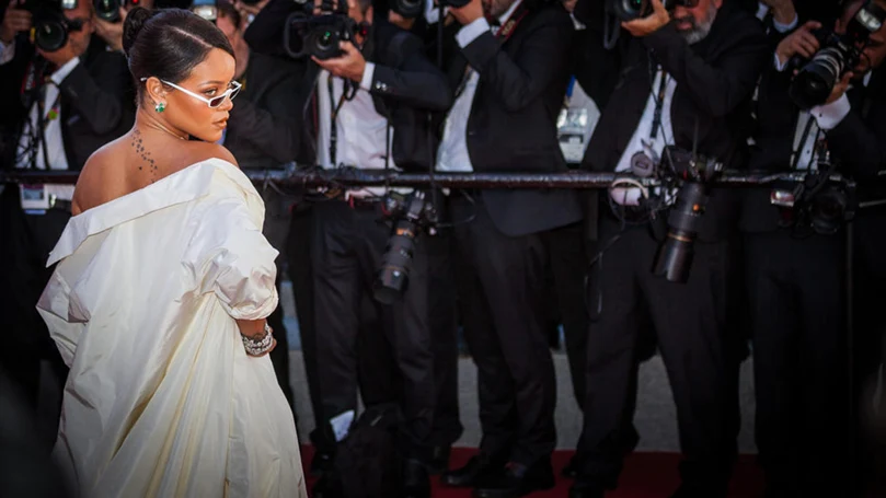 een beeld van rihanna poserend voor verslaggevers