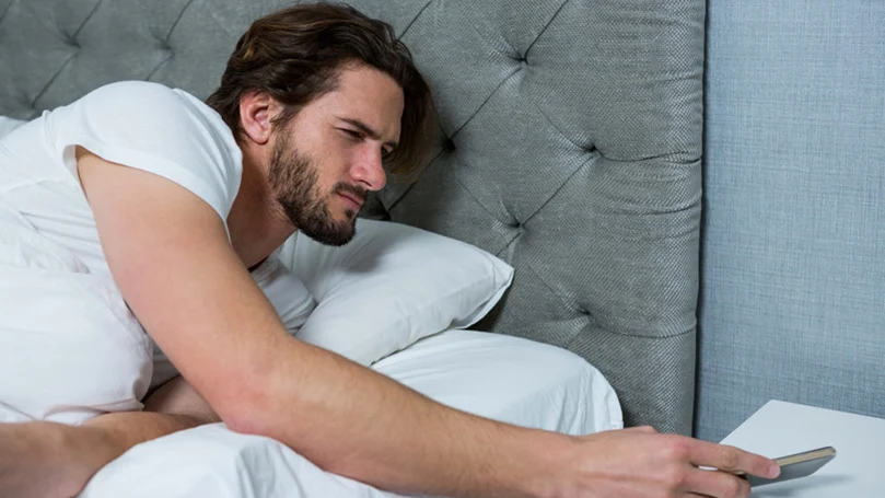 een beeld van een man die wakker wordt uit een middagdutje