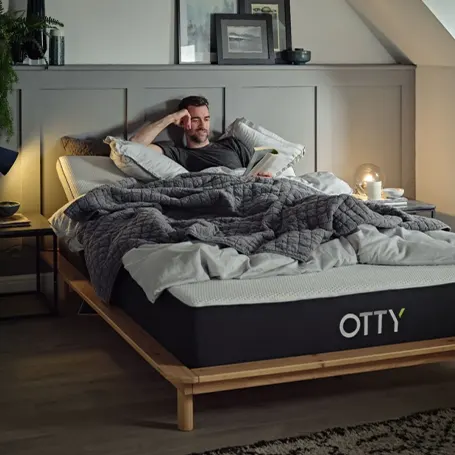 Man op OTTY Origineel Hybride Matras