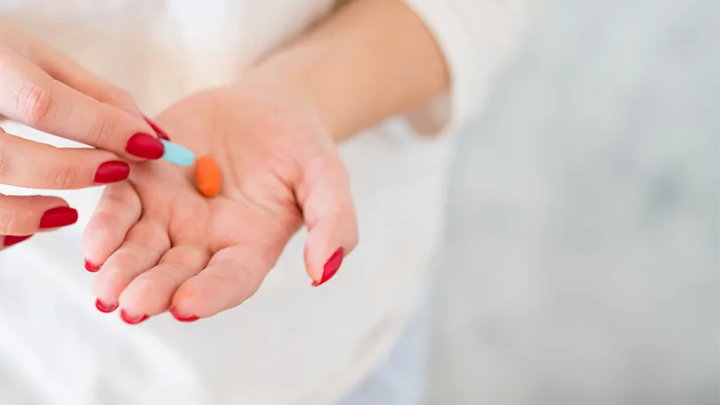 een vrouw die een dagelijkse dosis magnesium neemt