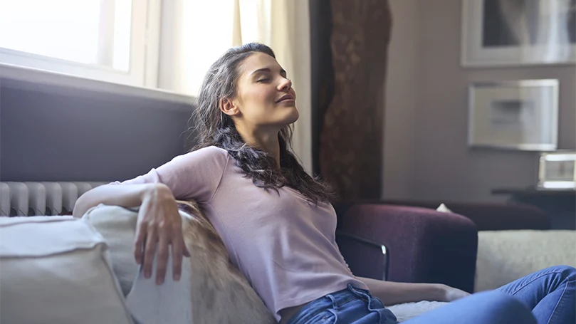 Een afbeelding van een vrouw die ademhalingstechnieken oefent.