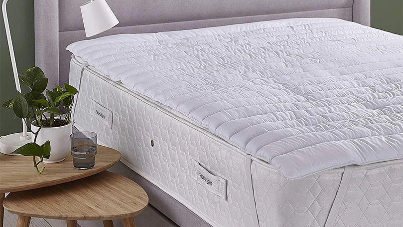 een afbeelding van Silentnight Eco Comfort matrastopper op een bed in een slaapkamer