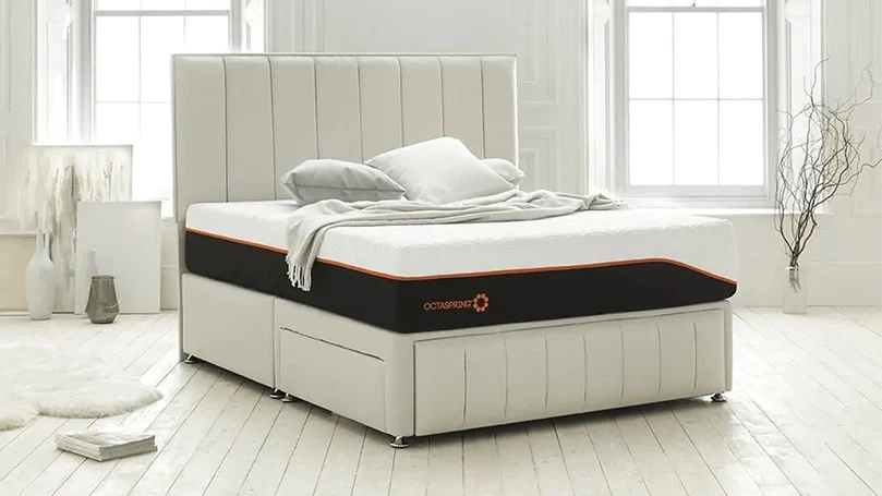 een afbeelding van dormeo octaspring hybrid plus matras in de woonkamer