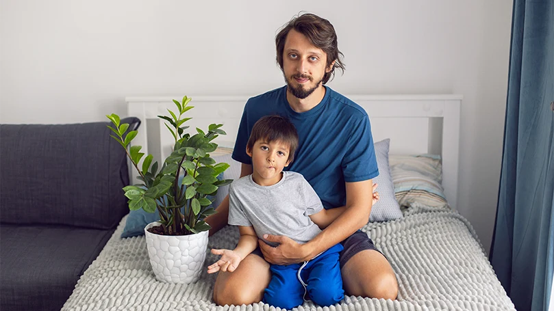 een afbeelding van een vader en zoon die planten in de slaapkamer hebben