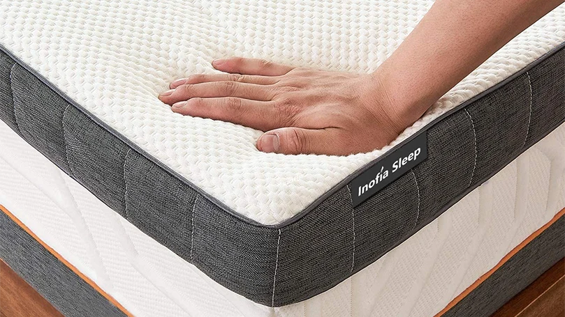 een handgeperste Inofia traagschuim matras topper