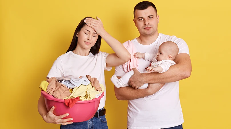 een afbeelding van een man die zijn partner helpt met kinderen