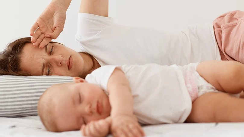 een afbeelding van een vrouw die lijdt aan postnatale slapeloosheid