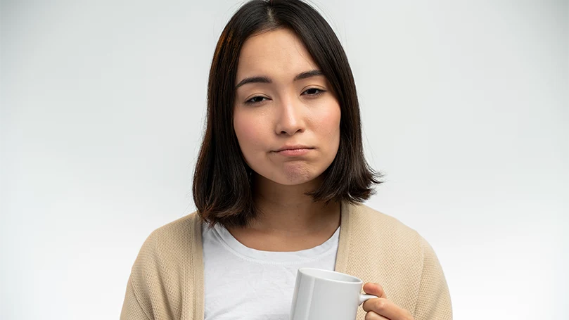 Een beeld van Een knappe slaperige Aziatische vrouw.