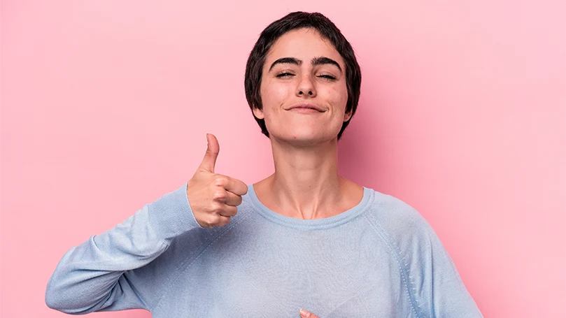 Een afbeelding van een vrouw die zich goed voelt als ze slaapt na de maaltijd.