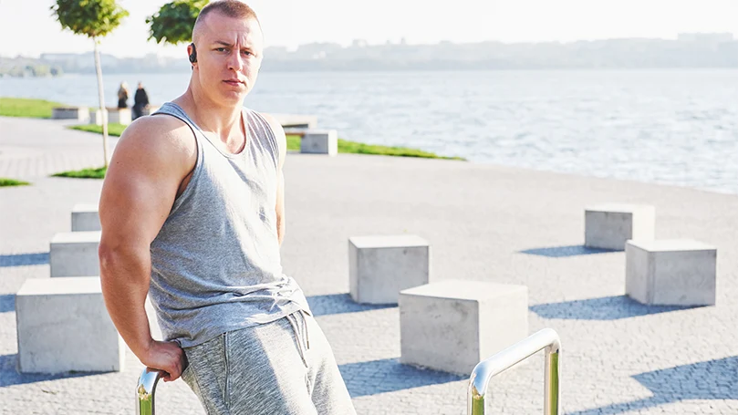 Een-jongeman-jogger-voelt-zich-goed-na-de-workout-slaap