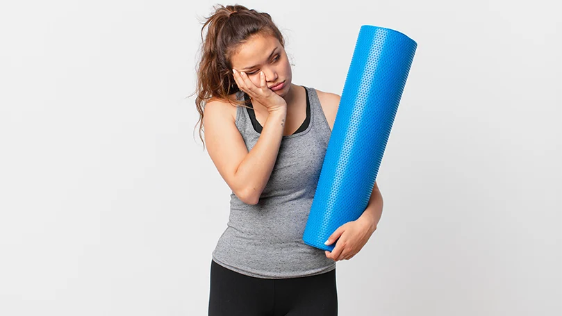 Een beeld van een jonge vrouw die wakker probeert te blijven na de trainingssessie.