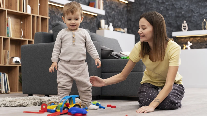 een afbeelding van een baby die de allereerste stapjes zet