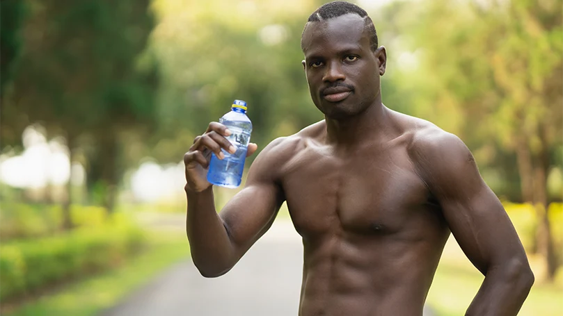 Een afbeelding van een jonge man die zijn spieren herstelt na de trainingsslaap.