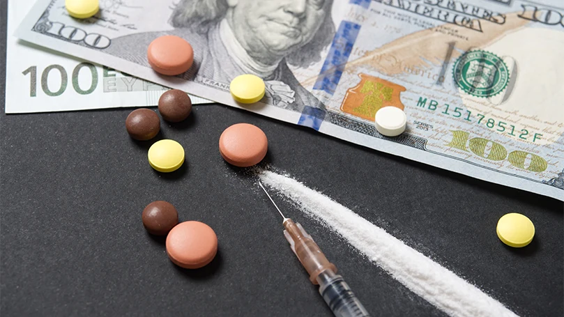 Drugs en geld op tafel