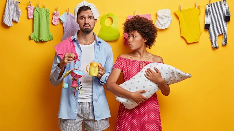 Een afbeelding van ouders die moe zijn van de slaapachterstand van hun baby.