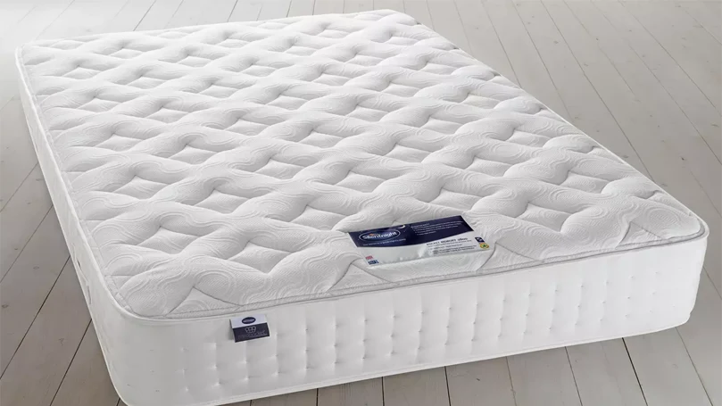 Een afbeelding van Silentnight 2800 Pocket Memory King Size matras op een vloer.