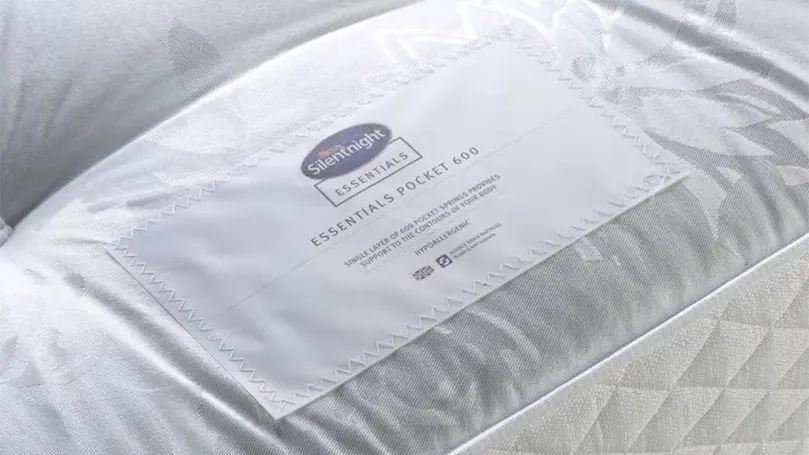 Een afbeelding van Silentnight Essentials Pocket 600 matras met een productlabel.