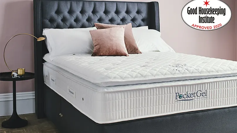 Een afbeelding van Sleepeezee Pocketgel Poise 3200 matras op een gestoffeerd bedframe.