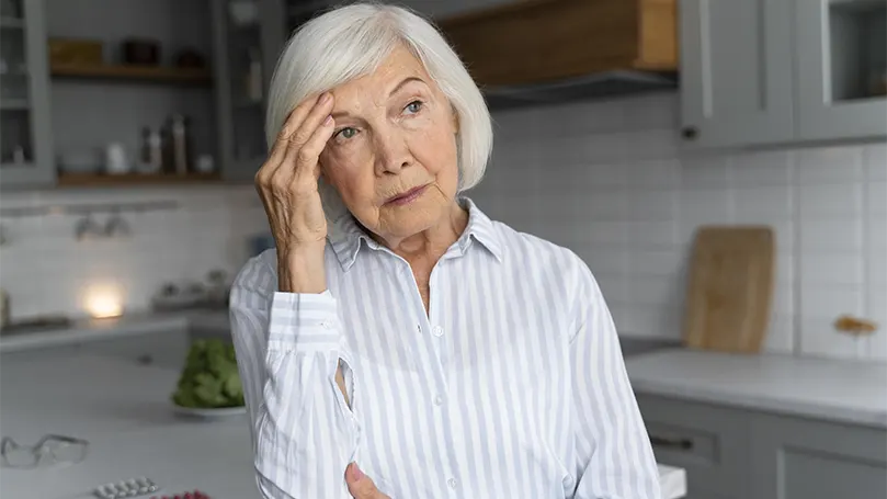 Een afbeelding van een oudere vrouw die lijdt aan de ziekte van Alzheimer.