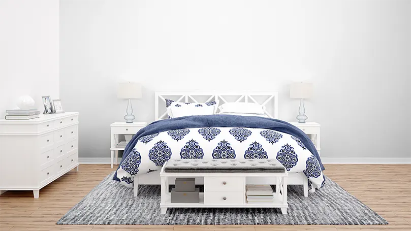 Een afbeelding van een bed met blauw beddengoed.