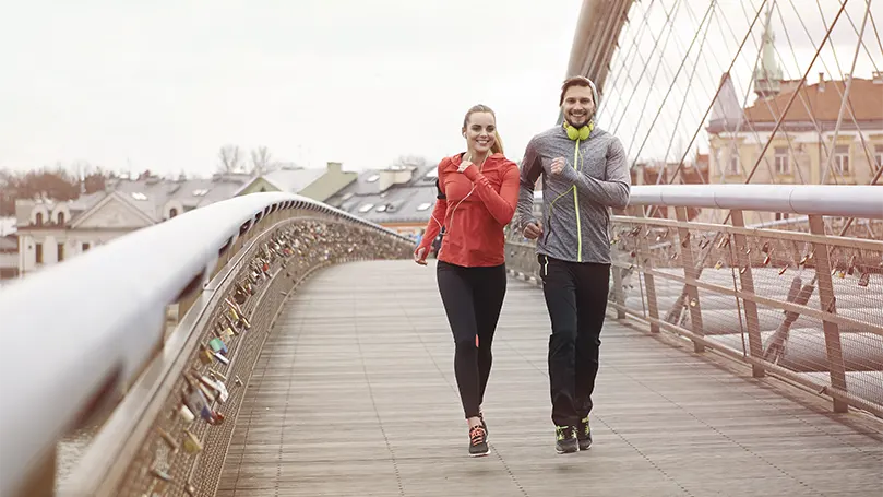 Een afbeelding van een stel dat aan het hardlopen is.