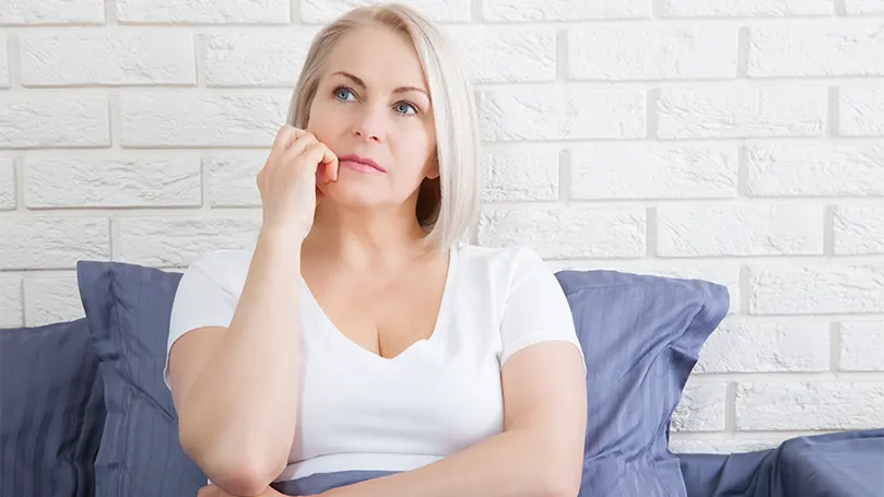 Een beeld van een depressieve vrouw als gevolg van de menopauze.