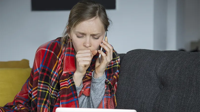 Een zieke vrouw heeft last van keelpijn.