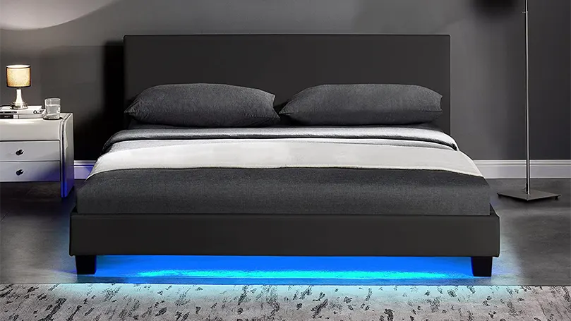 Een afbeelding van een slim bed met verlichting.