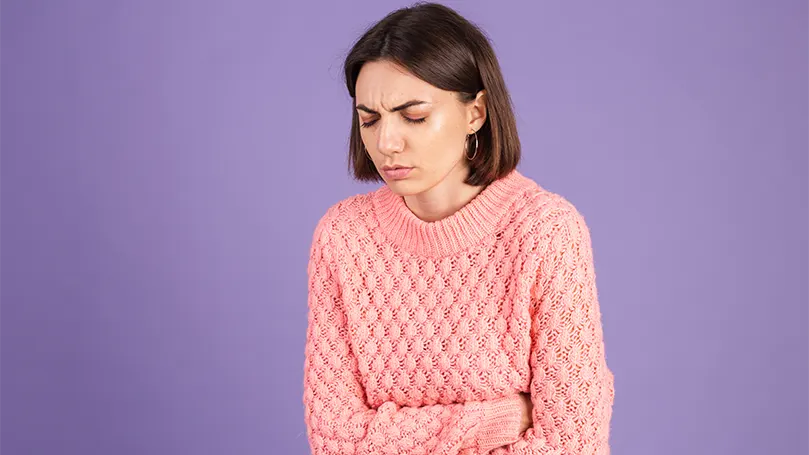 Een afbeelding van een vrouw die misselijk is.