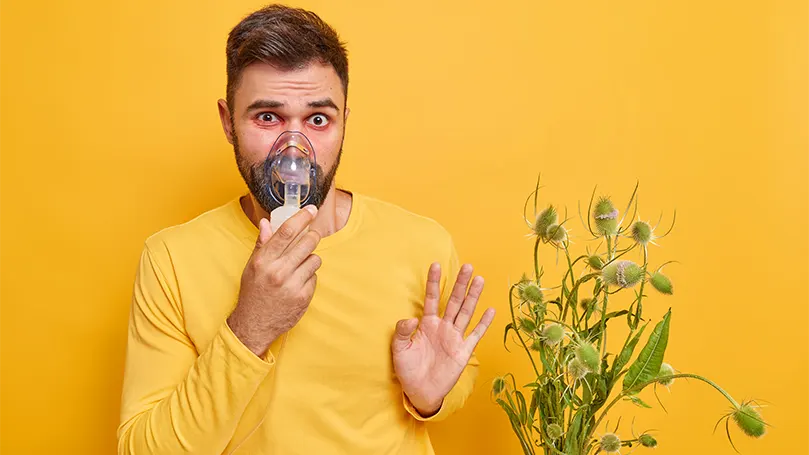 Een jonge man die zuurstoftherapie gebruikt om slaapapneu te overwinnen.