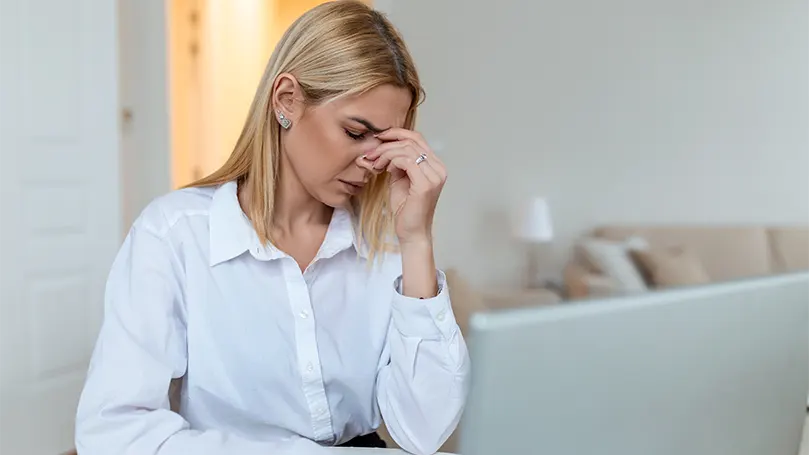 Een beeld van een jonge vrouw die last heeft van duizeligheid.