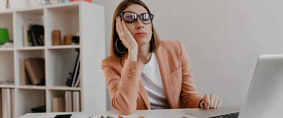 Vrouw dut achter bureau