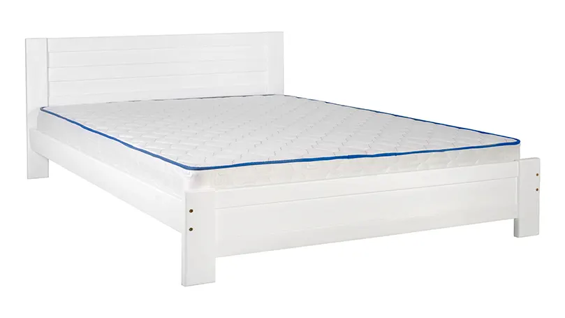 Een tweepersoons houten bed op een witte achtergrond