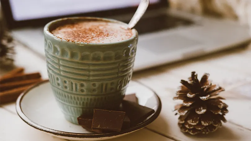 Een kop warme chocolademelk.