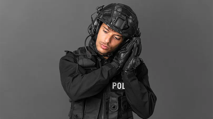 Een afbeelding van een man in een SWAT-politie-uniform.