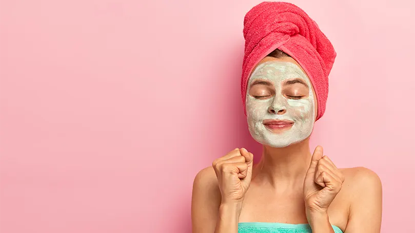 Een afbeelding van een vrouw met een oogmasker op haar gezicht.