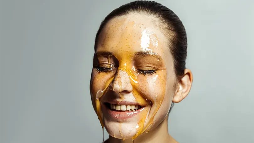 een-vrouw-met-honey-eye-masker-op-haar-gezicht