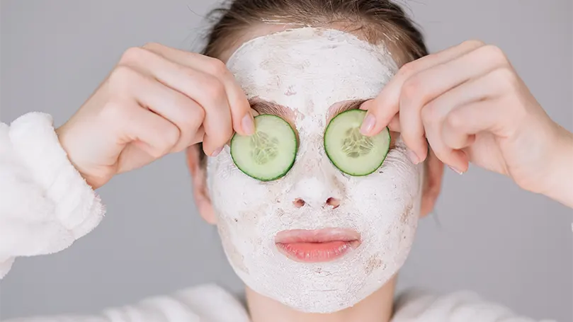 een-vrouw-met-komkommer-ogen-masker